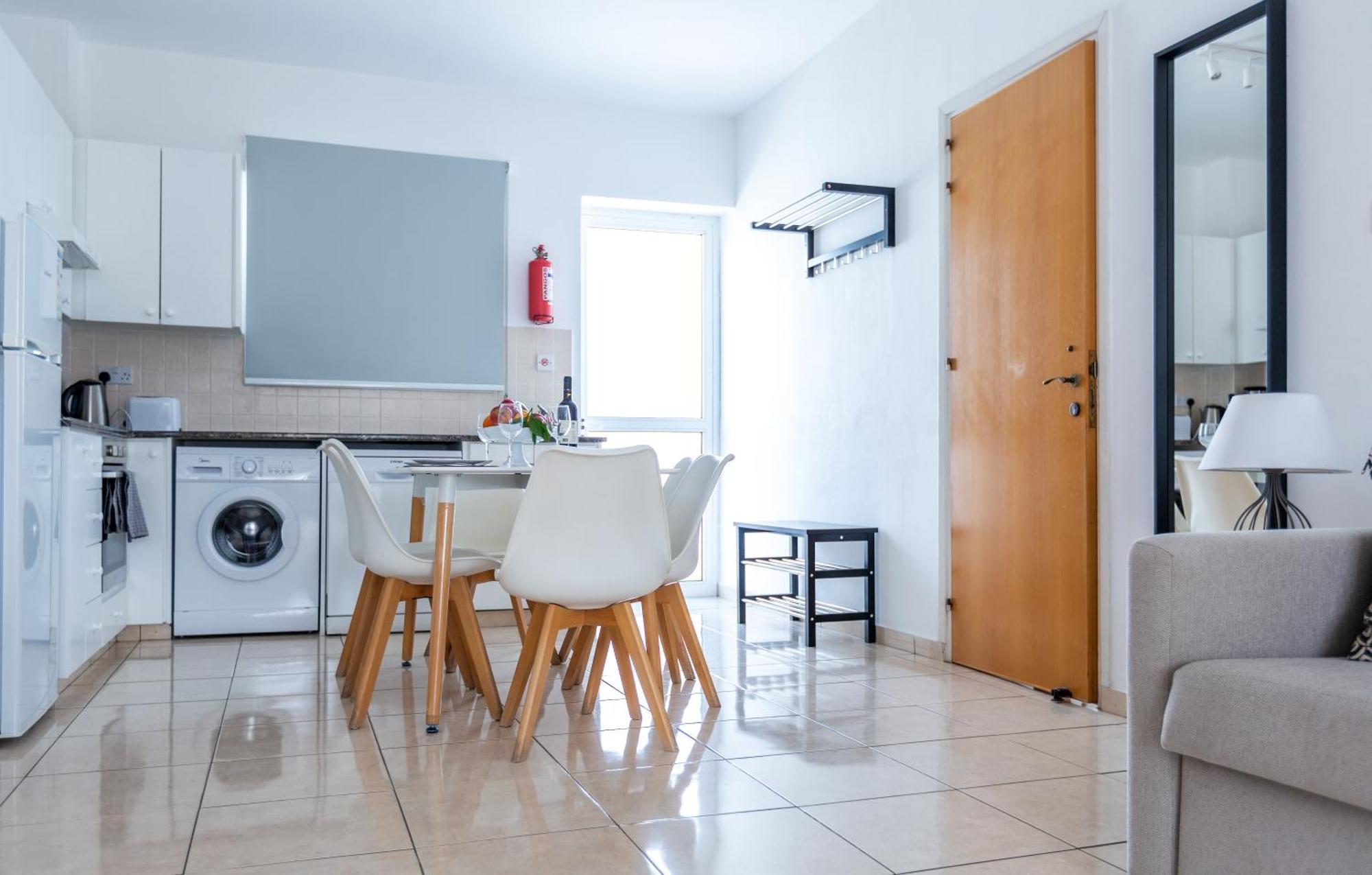 Just Renovated Beautiful 2 Bed Apartment In Paphos 5 Min Drive To The Beach Exteriör bild