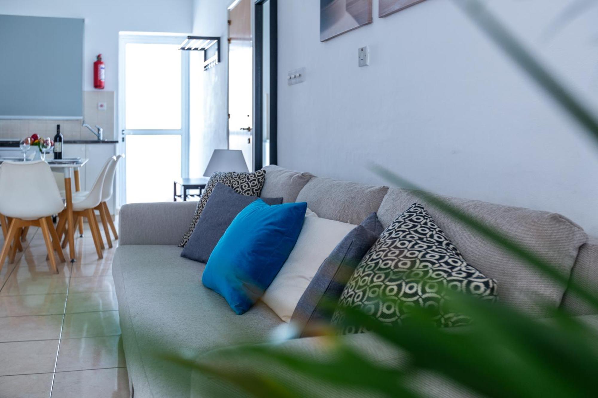 Just Renovated Beautiful 2 Bed Apartment In Paphos 5 Min Drive To The Beach Exteriör bild