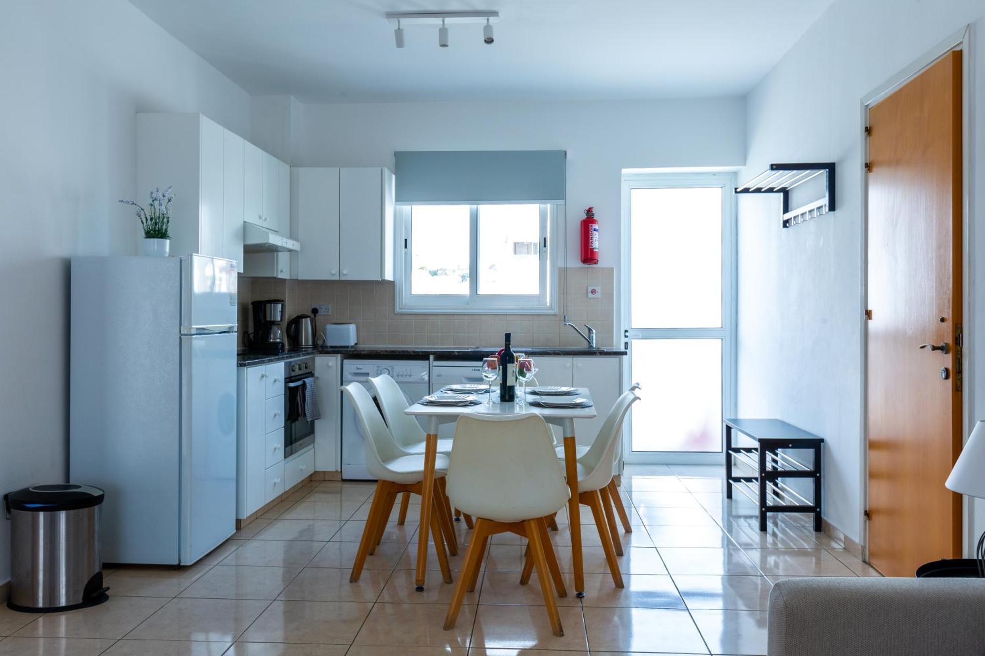 Just Renovated Beautiful 2 Bed Apartment In Paphos 5 Min Drive To The Beach Exteriör bild